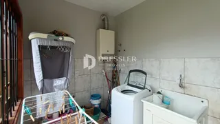 Quarto com cama e máquina de lavar roupa visíveis na propriedade.