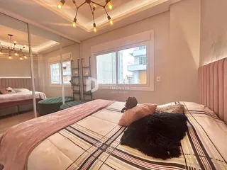 Quarto com cama grande e janela em um imóvel.
