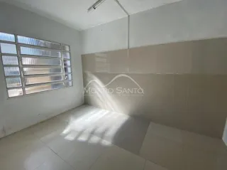 Foto interna de um cômodo com janela e piso claro.