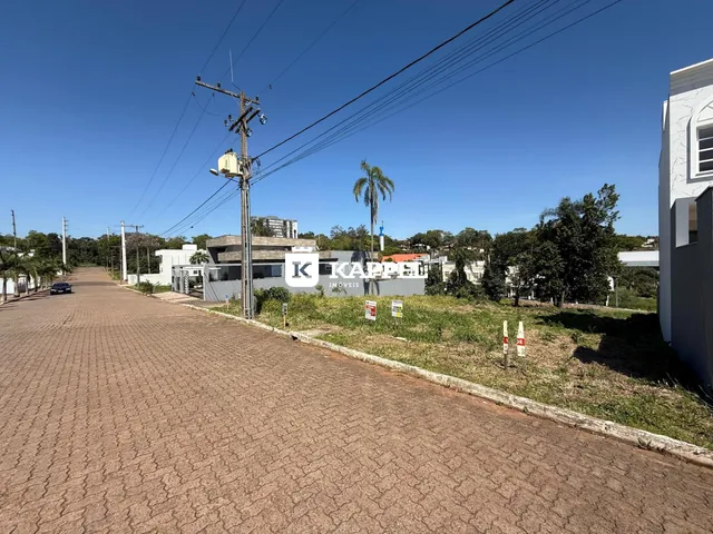 Vista externa de uma rua pavimentada em Lajeado, Brasil.