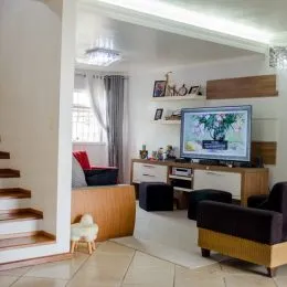 Interior de uma sala com paredes brancas e teto branco.