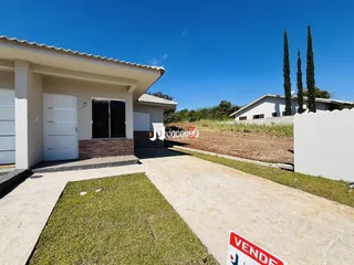 Fachada de uma casa em Lajeado, Brasil, com jardim e entrada pavimentada.