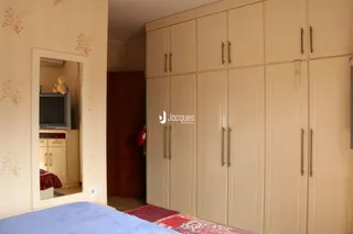 Foto de um quarto com armário embutido e cama.