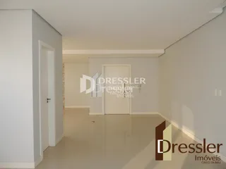 Hall de entrada com paredes brancas e porta branca.
