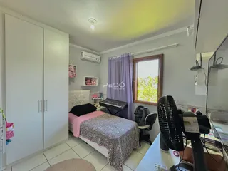 Quarto com cama e armário em um imóvel no Brasil.