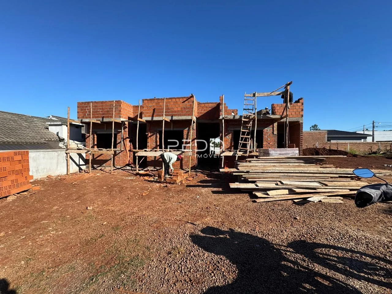 Fachada de uma construção de tijolos em Lajeado, Brasil, em fase de obra.