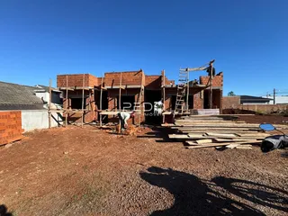Fachada de uma construção de tijolos em Lajeado, Brasil, em fase de obra.