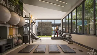 Foto de uma sala de ginástica moderna com equipamentos de musculação e grandes janelas.