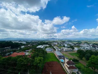 Vista aérea de uma área residencial com vegetação e paisagem no Brasil.