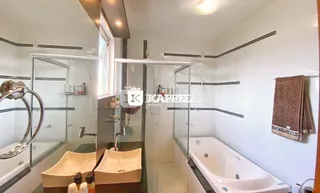 Foto de um banheiro interno mostrando um box de chuveiro e uma banheira.