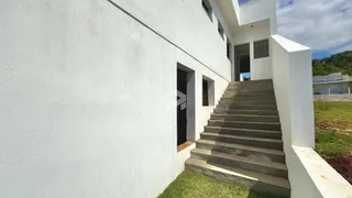 Fachada de uma casa branca com escadaria externa em Lajeado, Brasil.
