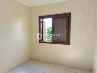 Quarto com paredes amarelas e piso de cerâmica.