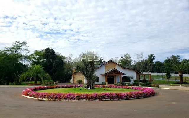 Fachada de uma residência com jardim e paisagismo em Lajeado.