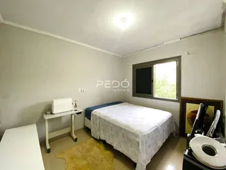 Quarto com cama e janela em um imóvel no Brasil.