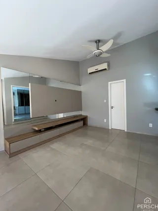 Foto de uma sala de estar com piso de porcelanato e painel de madeira.