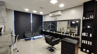 Sala de estar com móveis escuros e piso claro.