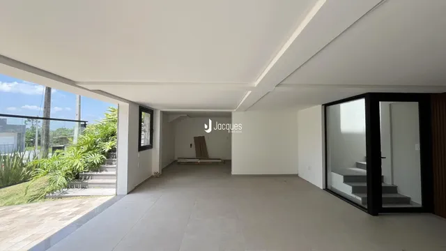 Ambiente interno de uma sala ampla com vista para o exterior em Lajeado, Brasil.