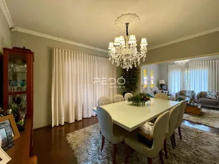 Sala de jantar com mesa e cadeiras em ambiente claro.