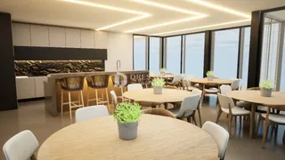 Vista de uma sala de jantar moderna com mesas de madeira e grandes janelas.
