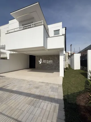 Fachada moderna de uma casa em Lajeado, Brasil.