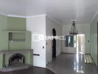 Esta é uma área comum com lareira e piso de cerâmica.