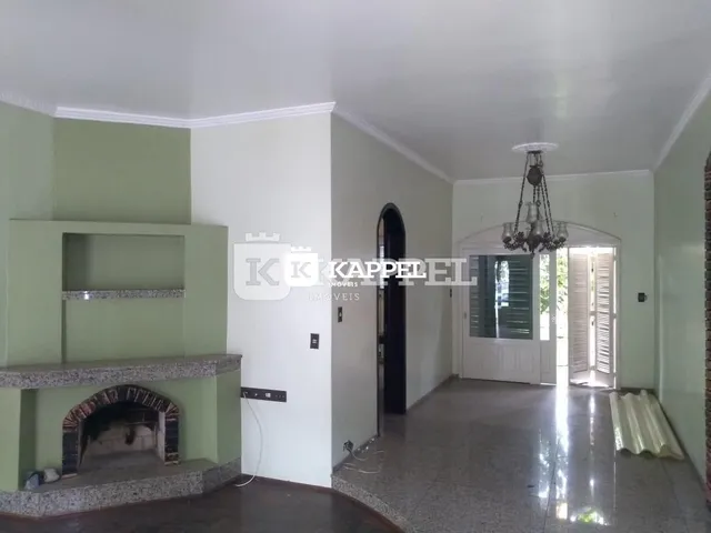 Esta é uma área comum com lareira e piso de cerâmica.