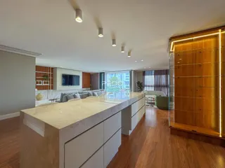 Ambiente de sala de estar e cozinha em um imóvel no Brasil.