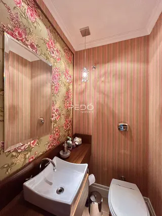 Foto de um banheiro decorado com papel de parede floral.