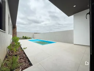 Vista externa de uma piscina e área de lazer em Lajeado.