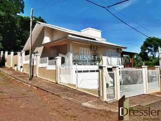 Fachada de uma casa em Lajeado, Brasil, com cerca branca.