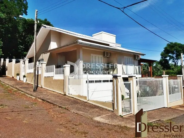 Fachada de uma casa em Lajeado, Brasil, com cerca branca.