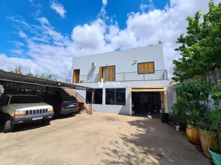 Fachada de uma residência em Lajeado, Brasil, com garagem e área externa.