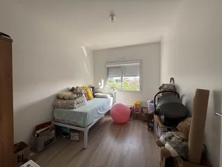 Foto de um quarto com cama e janela em um imóvel.