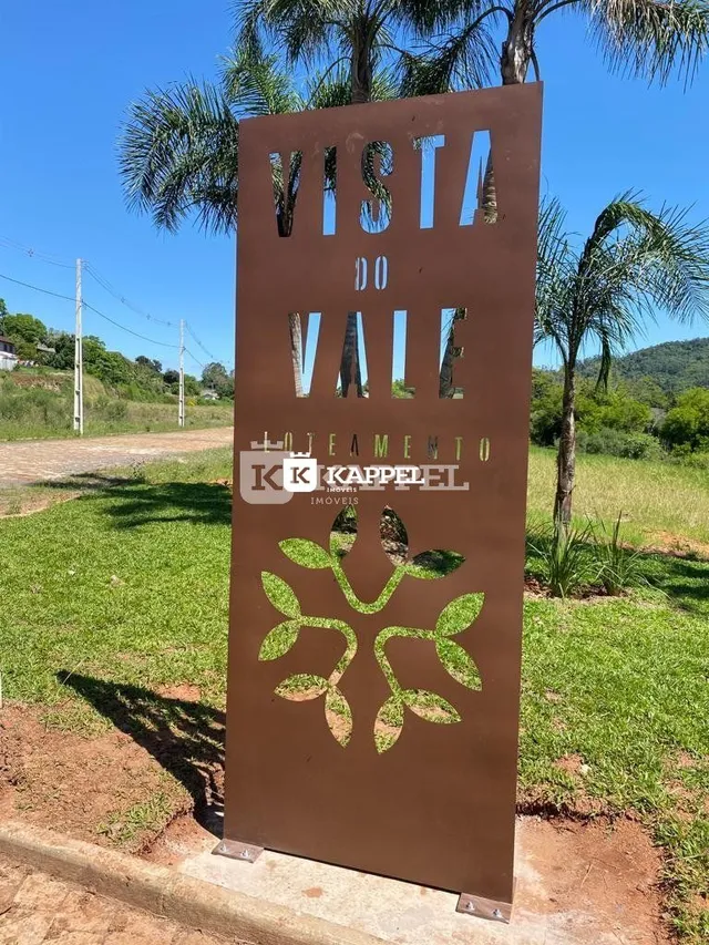 Placa externa com a inscrição "Vista do Vale" em um ambiente gramado.