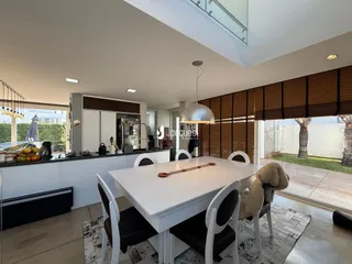 Foto de uma sala de jantar com cozinha aberta em um imóvel no Brasil.