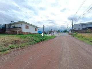 Vista da rua de terra em frente a uma residência em Lajeado, Brasil.