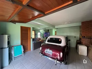 Foto de uma sala com teto de madeira e paredes verdes.