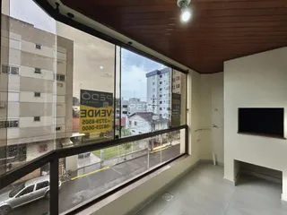 Vista da rua e edifícios através de uma grande janela de um imóvel em Lajeado.