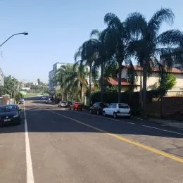 Vista de uma rua com árvores e edifícios no exterior em Lajeado, Brasil.
