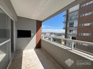 Foto da varanda de um apartamento com vista para a paisagem urbana.