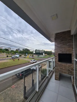 Vista da varanda com piso de cerâmica e grade de segurança.