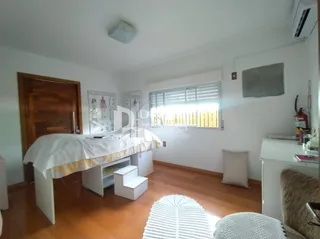 Quarto com cama e armário em ambiente interno.
