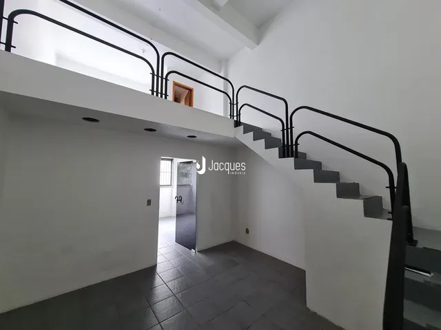 Hall de entrada com escadaria em um apartamento moderno.