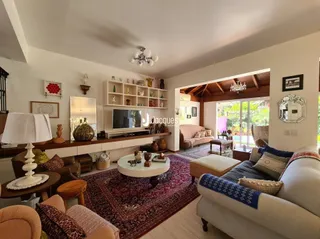 Sala de estar com sofá e lareira em um imóvel.