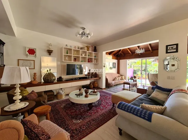 Sala de estar com sofá e lareira em um imóvel.