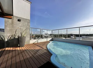 Vista de uma piscina e deck com vista para a paisagem em Lajeado, Brasil.