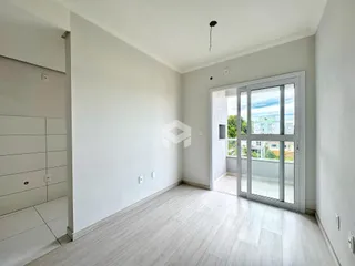 Sala de estar com piso de madeira clara e porta de vidro.
