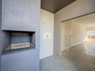 Hall de entrada com paredes brancas e piso cinza claro.