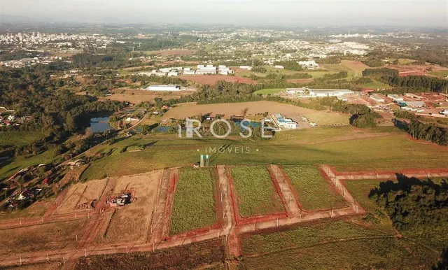 Vista aérea de terras agrícolas e áreas verdes na região de Lajeado.