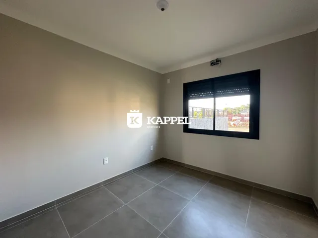 Foto de um cômodo interno com paredes claras e piso de porcelanato.